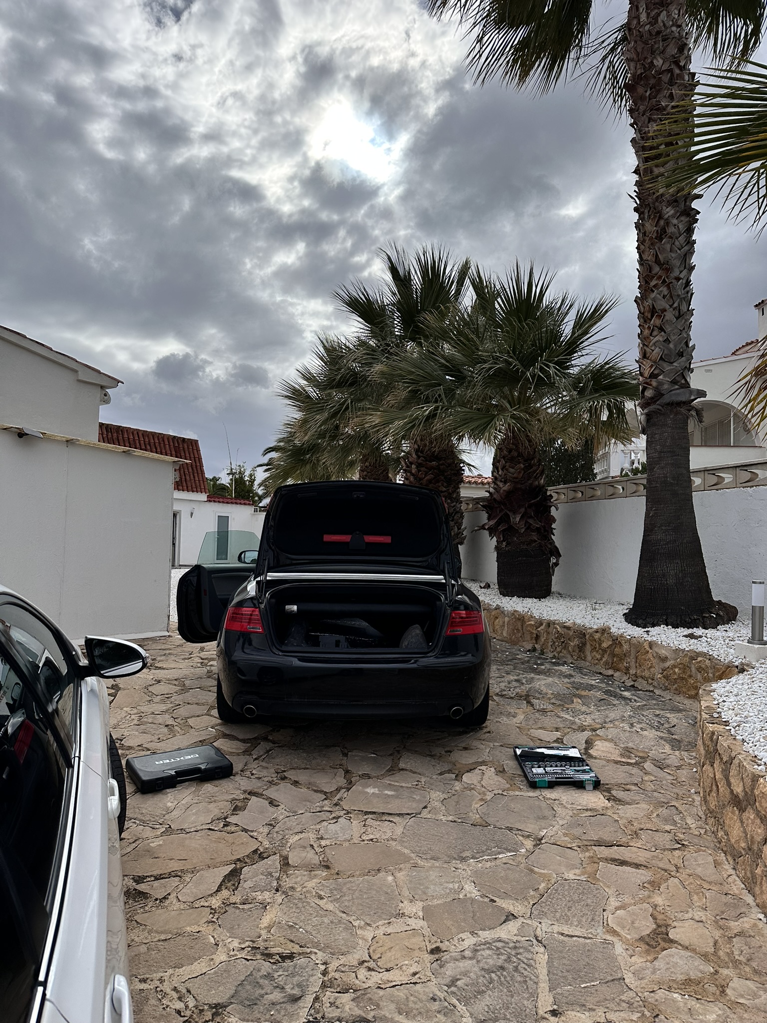 Car at house with palm trees — Costa Blanca