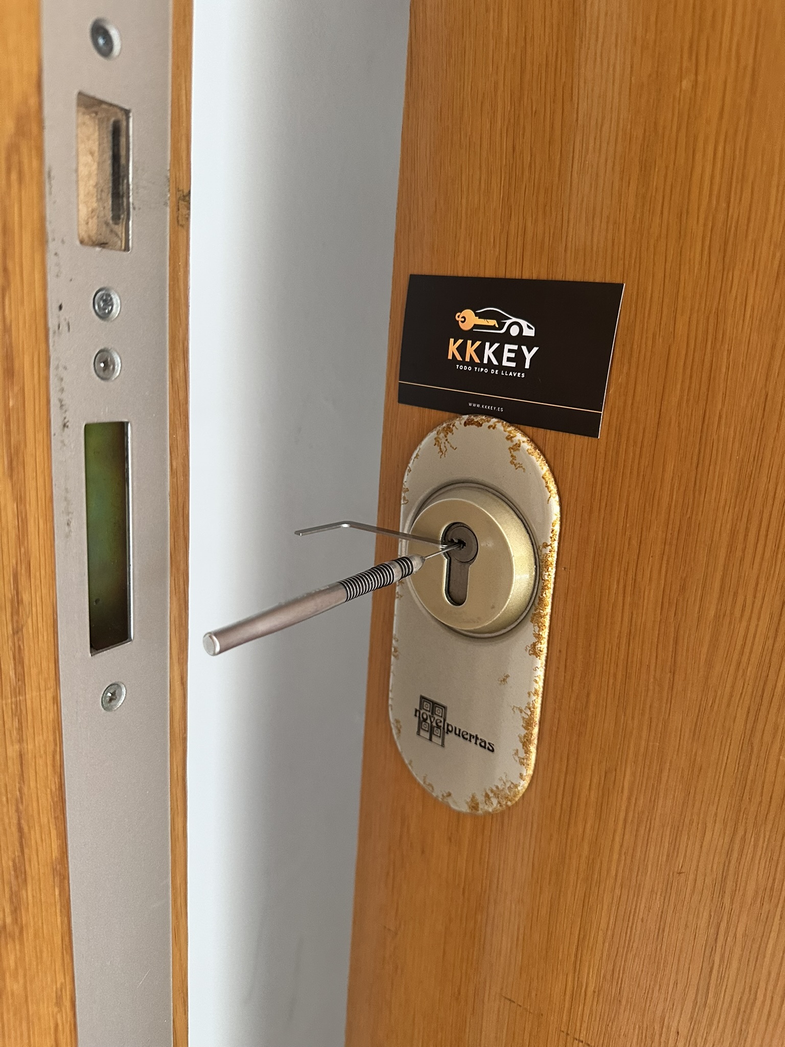 Door lock with KKKEY tool