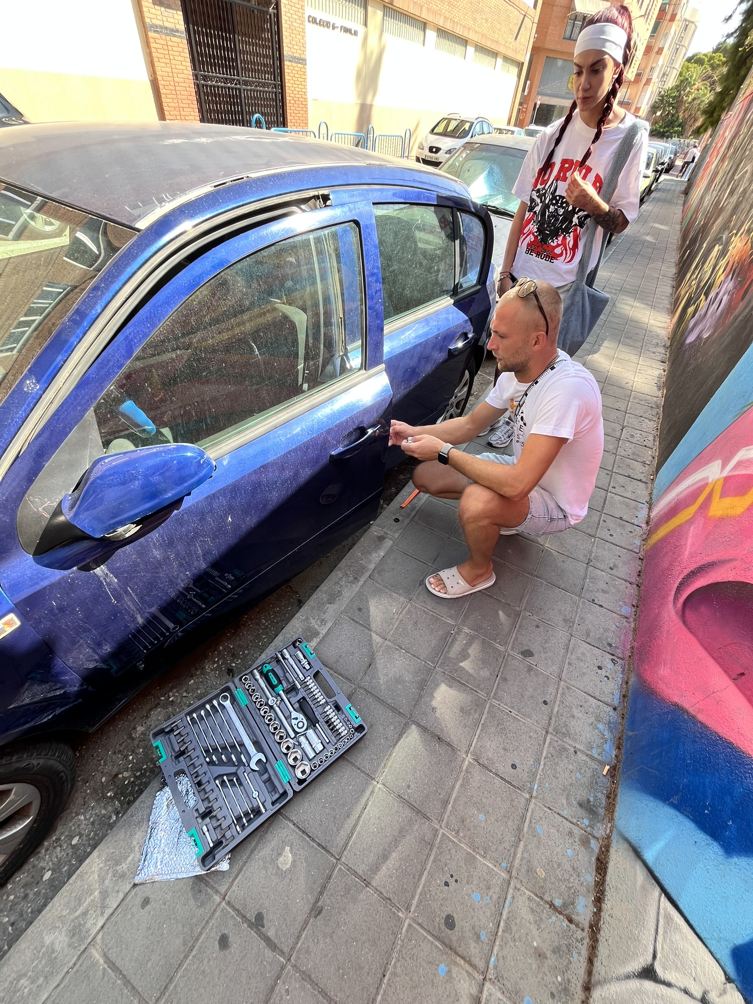 Car unlocking on Spanish street