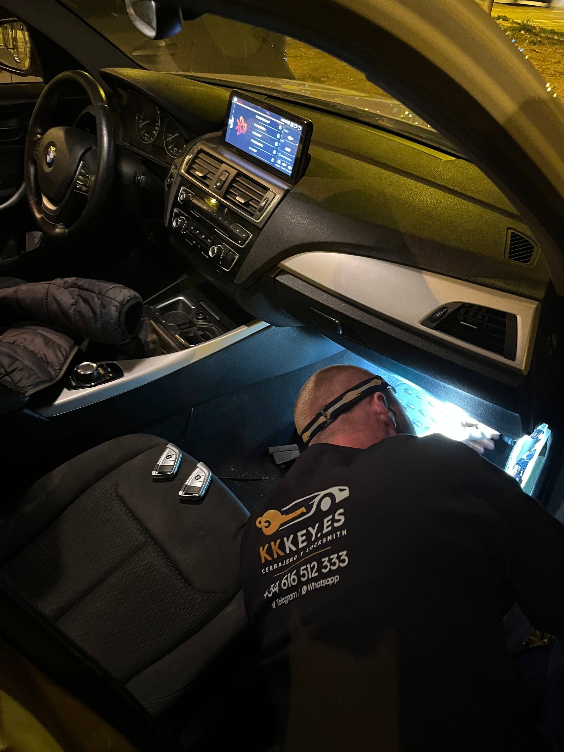 KKKEY locksmith working at night