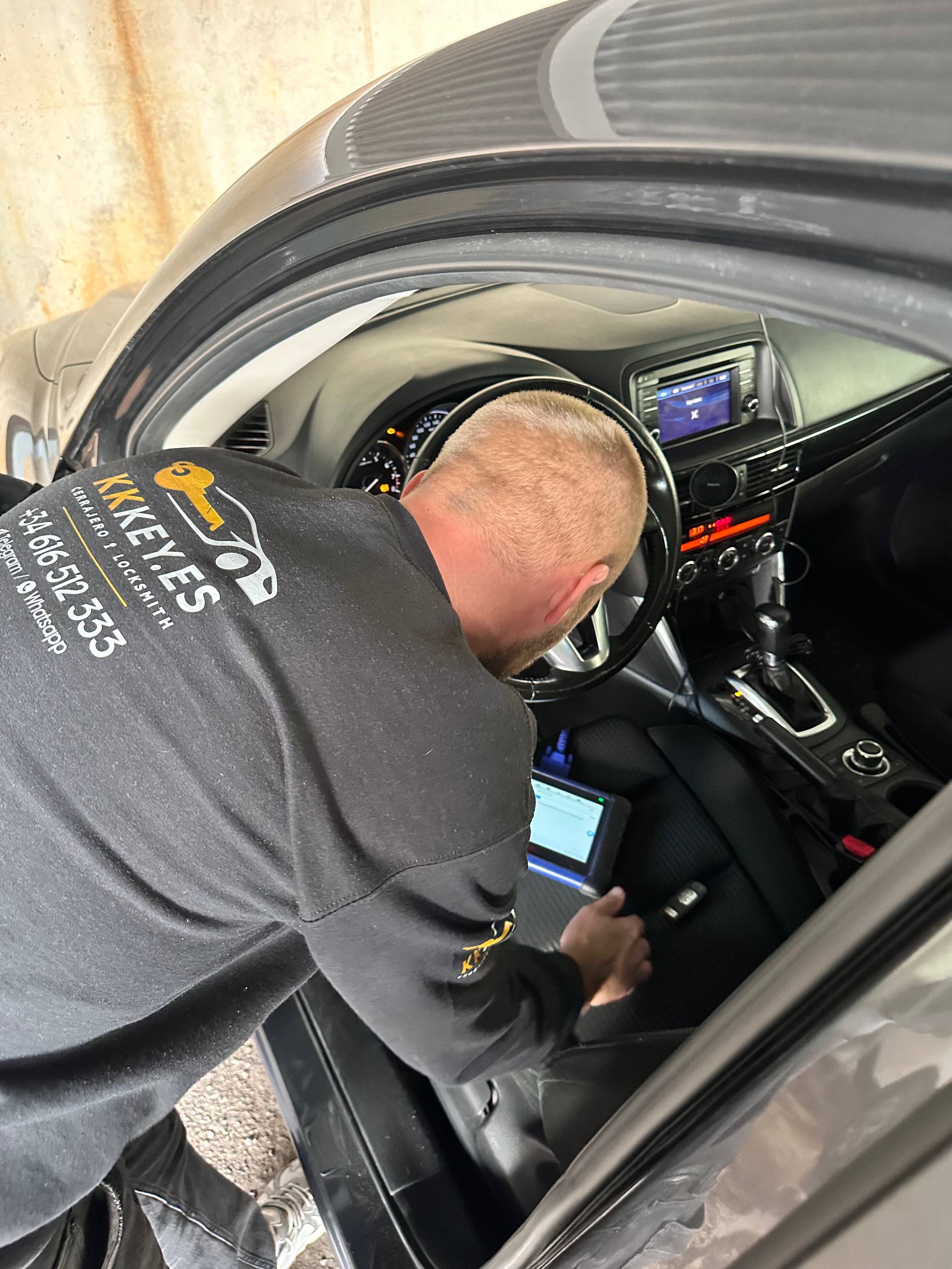 Cerrajero profesional con servicio móvil en Benidorm